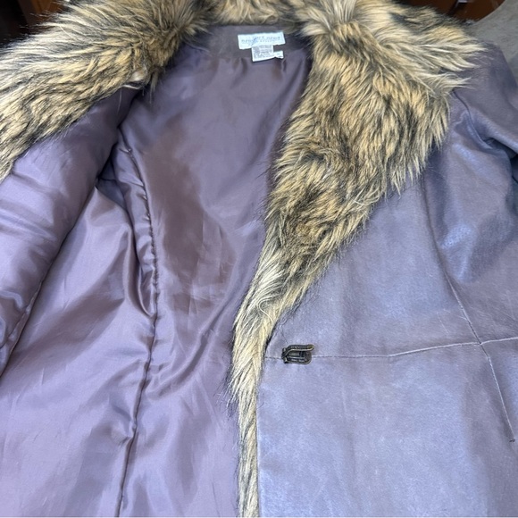 Newport News Women’s Easy Style Leather w/ Faux Fur Trim Jacket Sz Sm - Picture 9 of 10